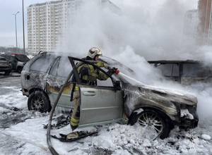 Шесть автомобилей сгорели дотла из-за пожара на стройплощадке в Новой Москве