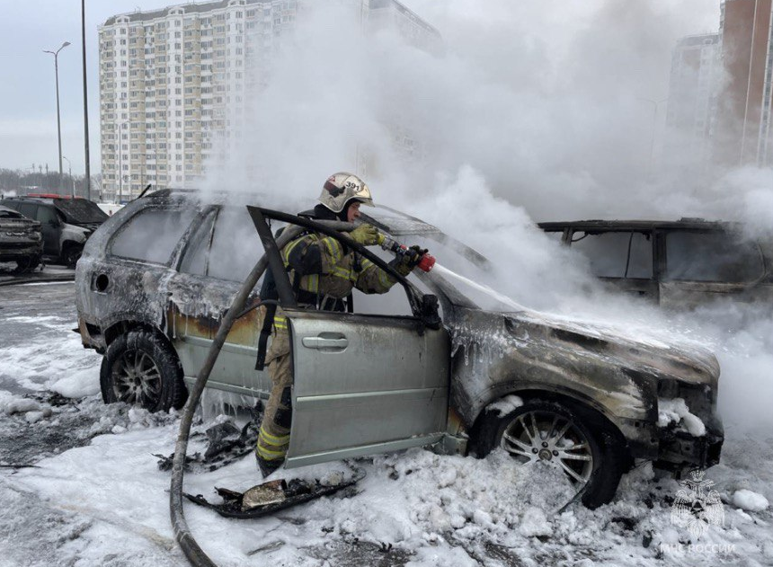 В Новой Москве сгорело шесть машин из-за пожара на стройплощадке. Фото © МЧС Москвы