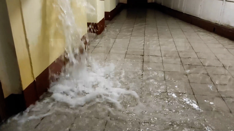 Потоки воды, которая лилась больше часа из сорванного гидранта в московской многоэтажке "на ножках". Обложка @ LiFE