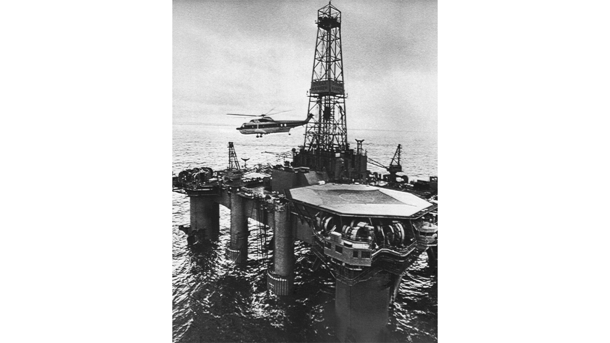 Вертолёт парит над буровой установкой Oil Canada Ocean Ranger в Атлантическом океане. Позже платформа перевернулась и затонула у восточного побережья Канады недалеко от Ньюфаундленда 15 февраля 1982 года. Фото © ТАСС / AP