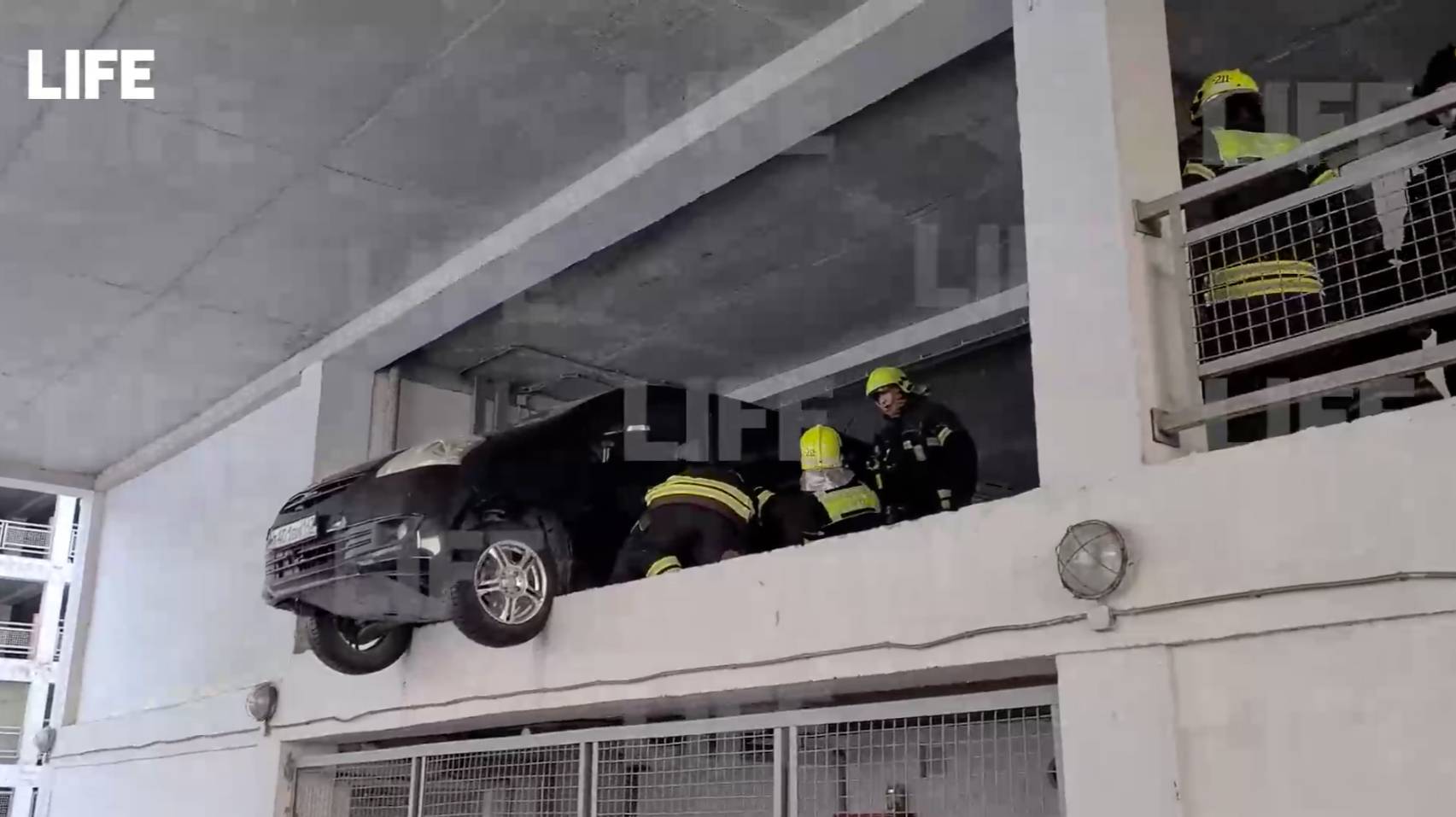 Иномарка чуть не упала со второго этажа паркинга в Москве из-за отказа тормозов