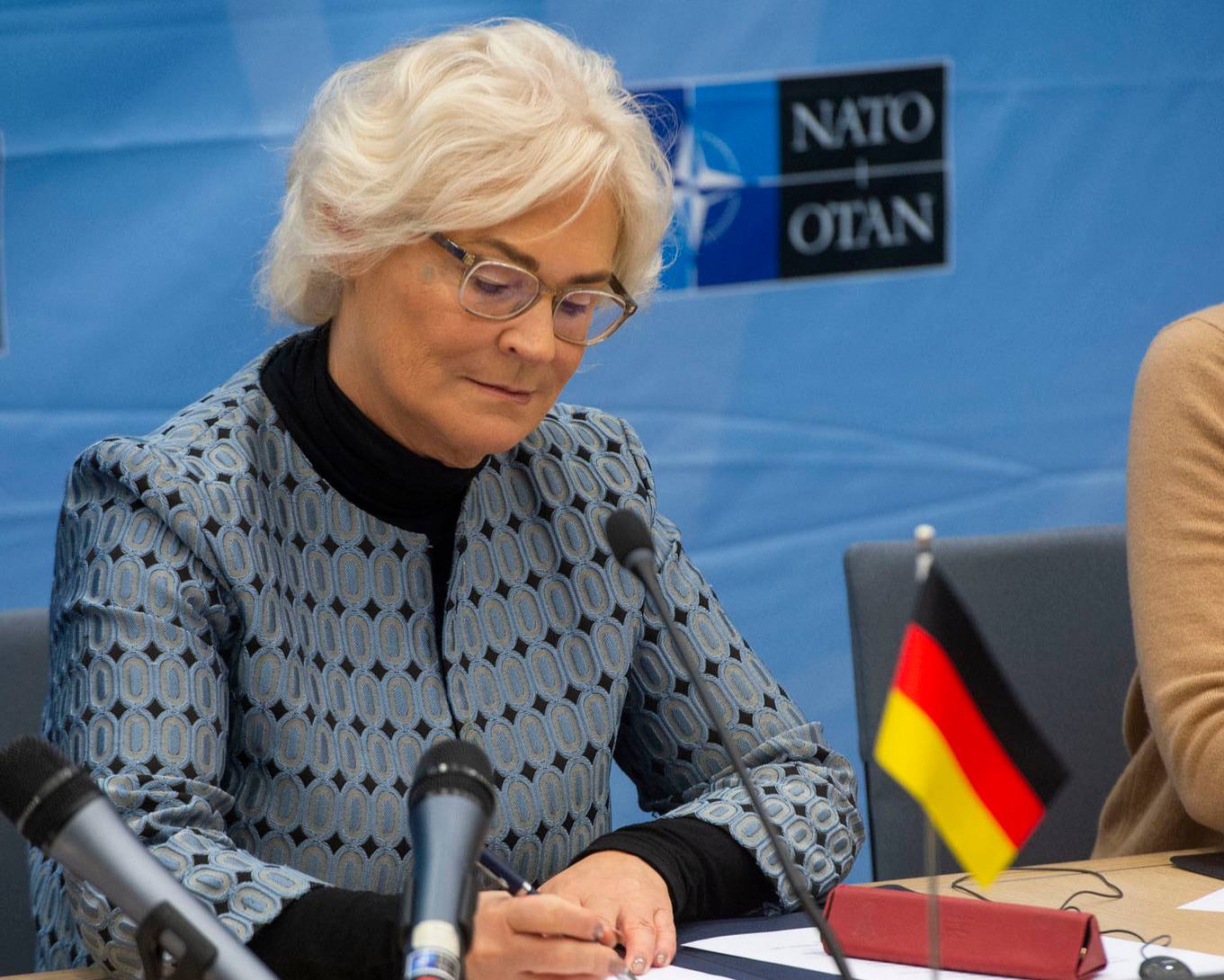 СМИ узнали о намерении главы Минобороны Германии уйти в отставку