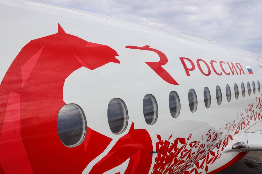 Superjet России с пассажирами на борту выкатился за пределы ВПП при вылете из Пулково