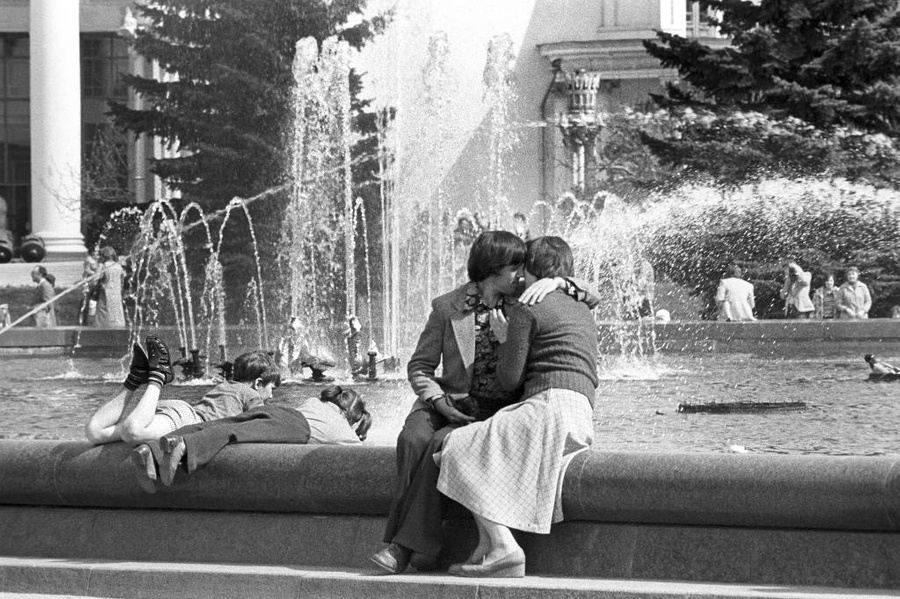 У фонтана на ВДНХ, СССР, 1979 год. Фото © ТАСС / Юрий Лизунов