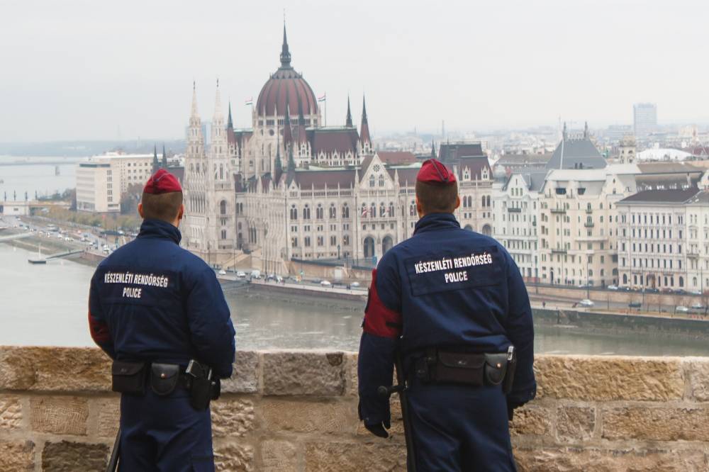 Один полицейский погиб, двое ранены в результате нападения мужчины с ножом в Будапеште