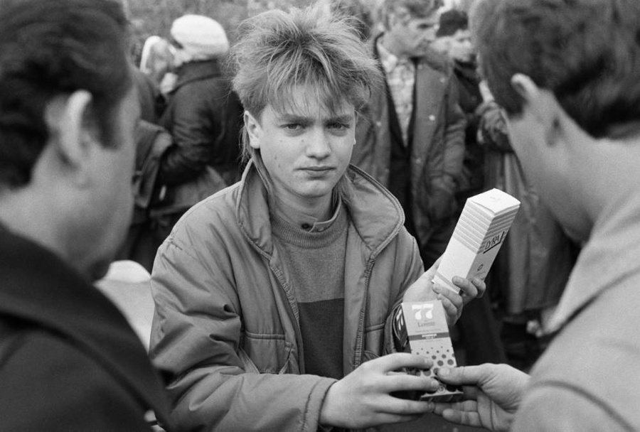 Спекулянт на вещевом рынке, Киргизская ССР, 1988 год. Фото © ТАСС / Евгений Петрийчук 