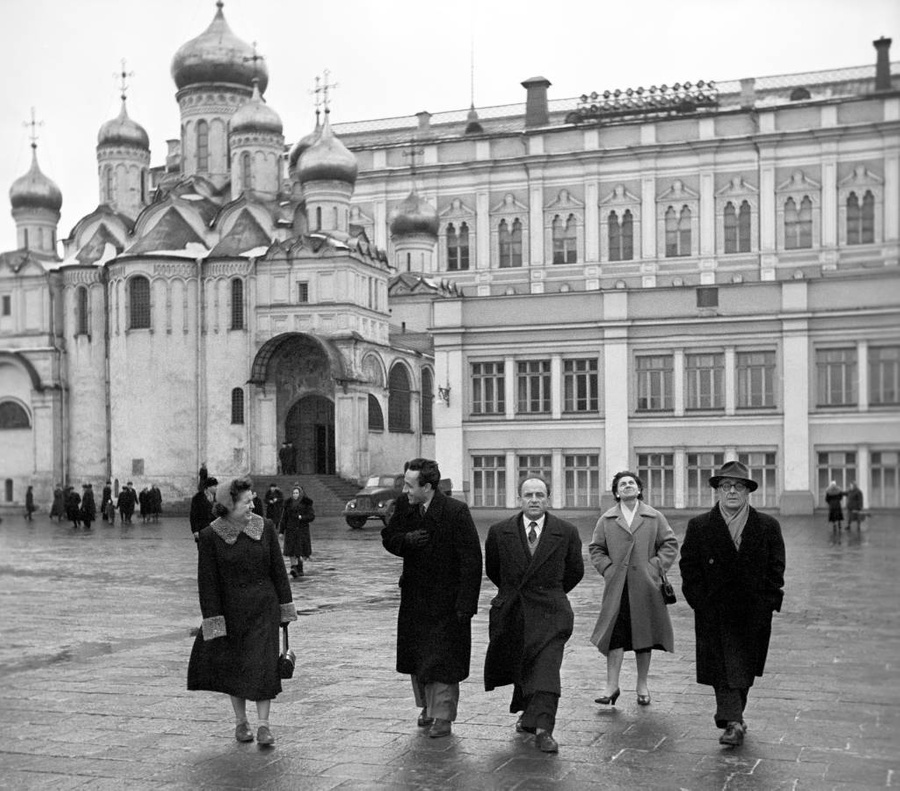 Иностранная делегация на Соборной площади Кремля. Фото © ТАСС 