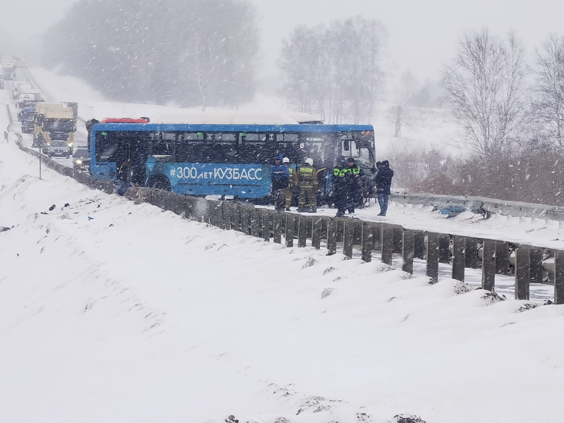 Последствия ДТП с автобусом в Кузбассе, в котором погибли пять человек. Обложка © МВД РФ по Кемеровской области