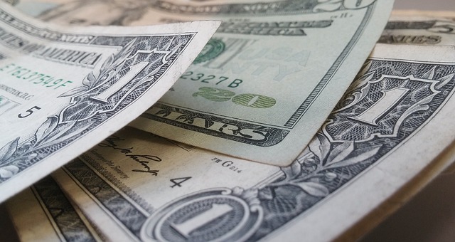 Экономист допустил скачок курса доллара выше 100 рублей, но при одном условии