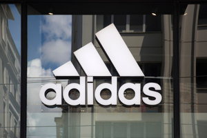 Бренд Thom Browne отсудил у Adidas возможность использовать четыре полоски на одежде