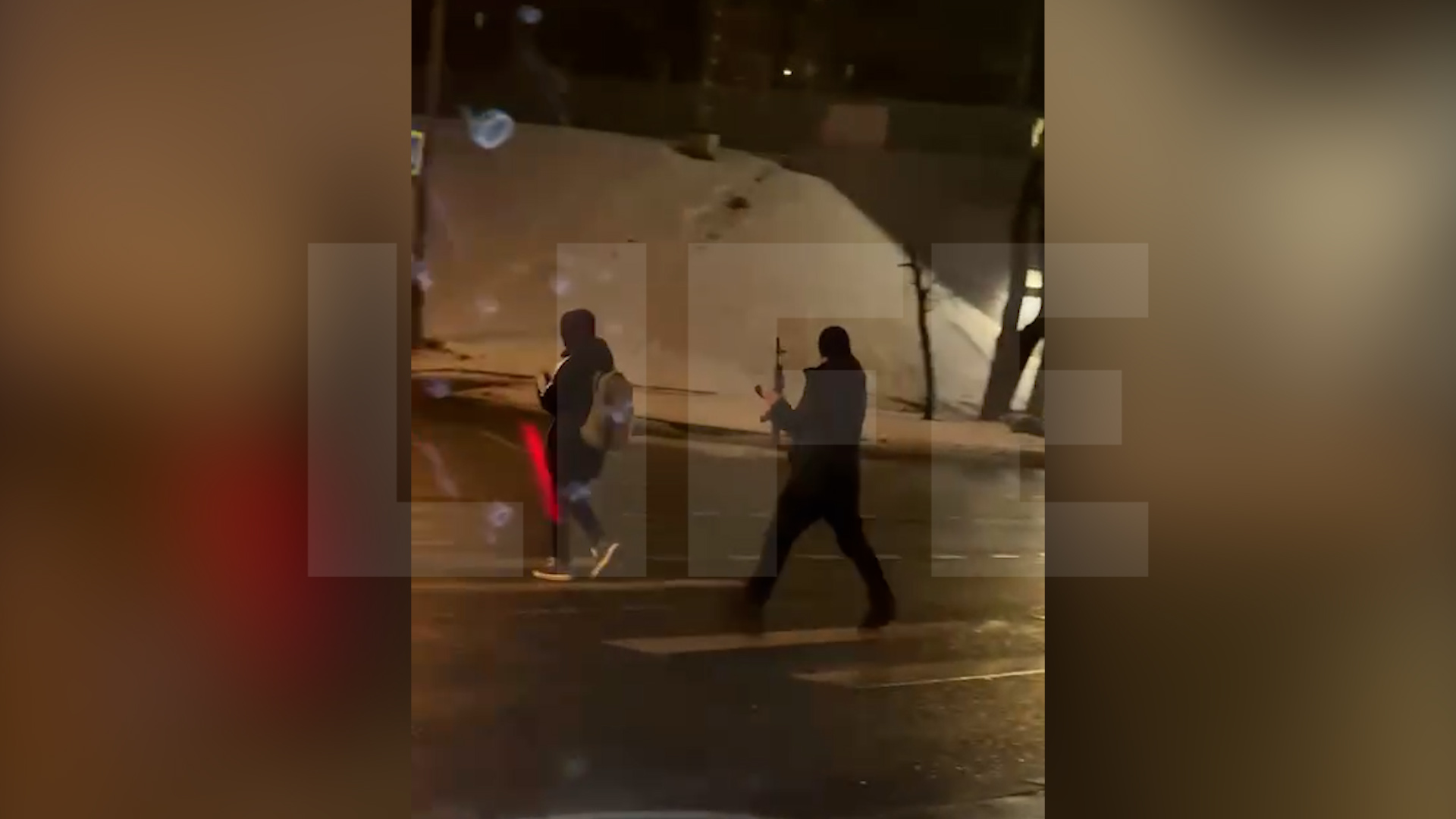 "Пугающий мужик": В Москве сняли на видео прохожего с "автоматом" в руках
