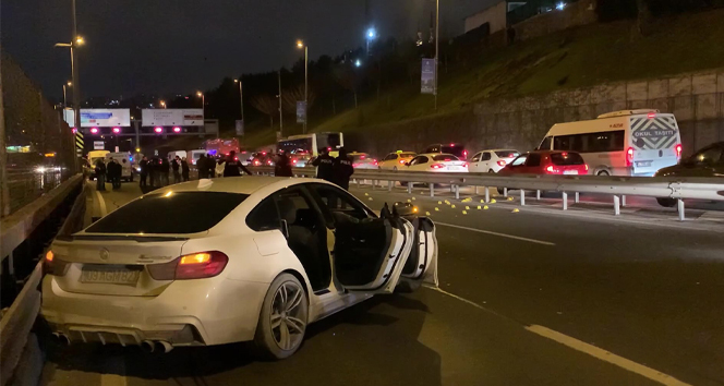 Автомобиль, на который напали в Стамбуле неизвестные. Обложка © Twitter / ihacomtr