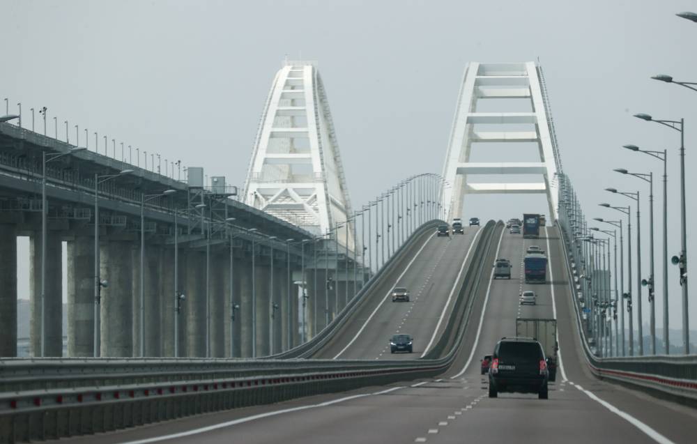 На Крымском мосту возобновили движение автомобилей и автобусов