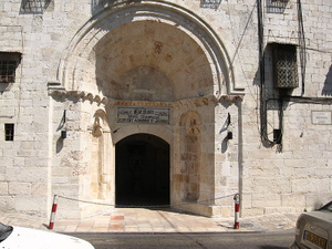 Вандалы оставили оскорбительную надпись на стене армянского храма в Иерусалиме