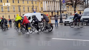 В Санкт-Петербурге в десятый раз проходит велопарад Дедов Морозов и Снегурочек