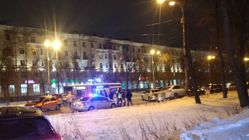 "Даже не пыталась тормозить": В Екатеринбурге женщина на Lexus разом протаранила пять авто