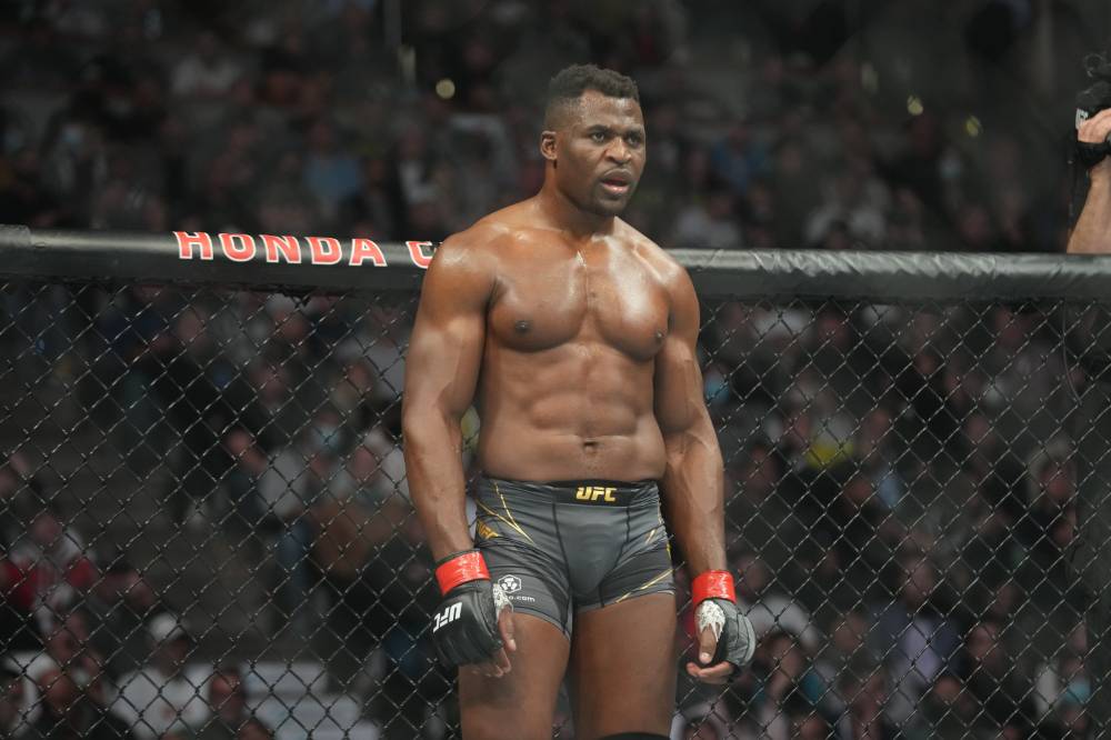 Франсис Нганну освободил пояс чемпиона в тяжёлом весе и покинул UFC
