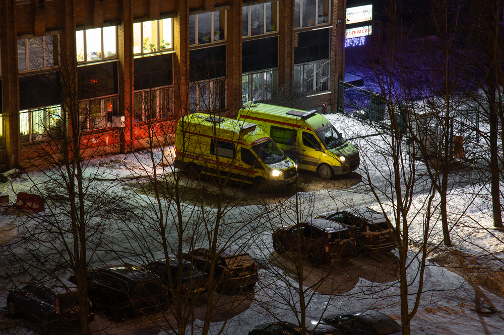 В Югре один пациент сломал охраннику больницы нос, а второй пытался зарезать медсестру ножницами