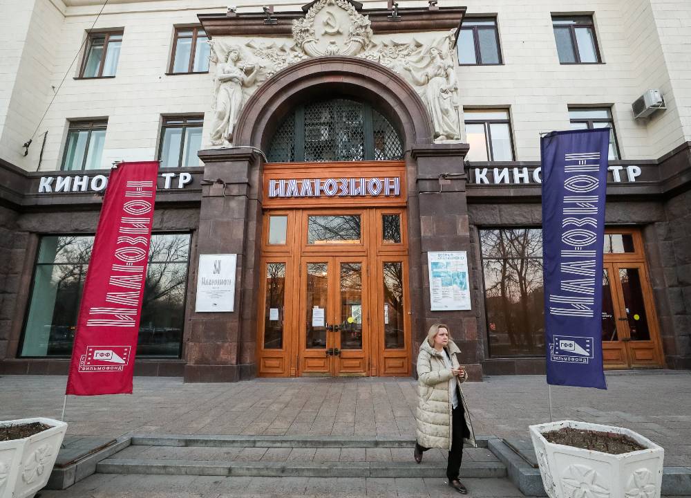 Сотрудников и посетителей эвакуируют из кинотеатра в Москве из-за угрозы взрыва