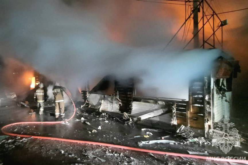 Один человек погиб при пожаре на рынке в Самарской области