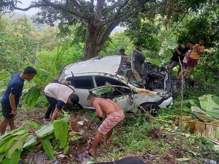 Российские туристы на машине сорвались в овраг глубиной 25 метров на Бали и выжили
