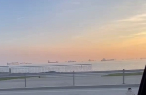На видео сняли многокилометровую пробку из-за севшего в Босфоре на мель украинского судна
