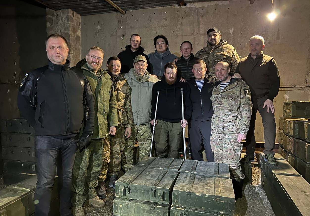 Волонтеры спецоперации. Российские военнослужащие в зоне сво. Российские депутаты на сво. Российские военные в зоне сво фото.