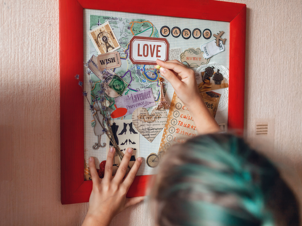 Карта желаний должна висеть на видном месте — так она будет активирована, а вы начнёте работать над сбычей мечт. Фото © Shutterstock