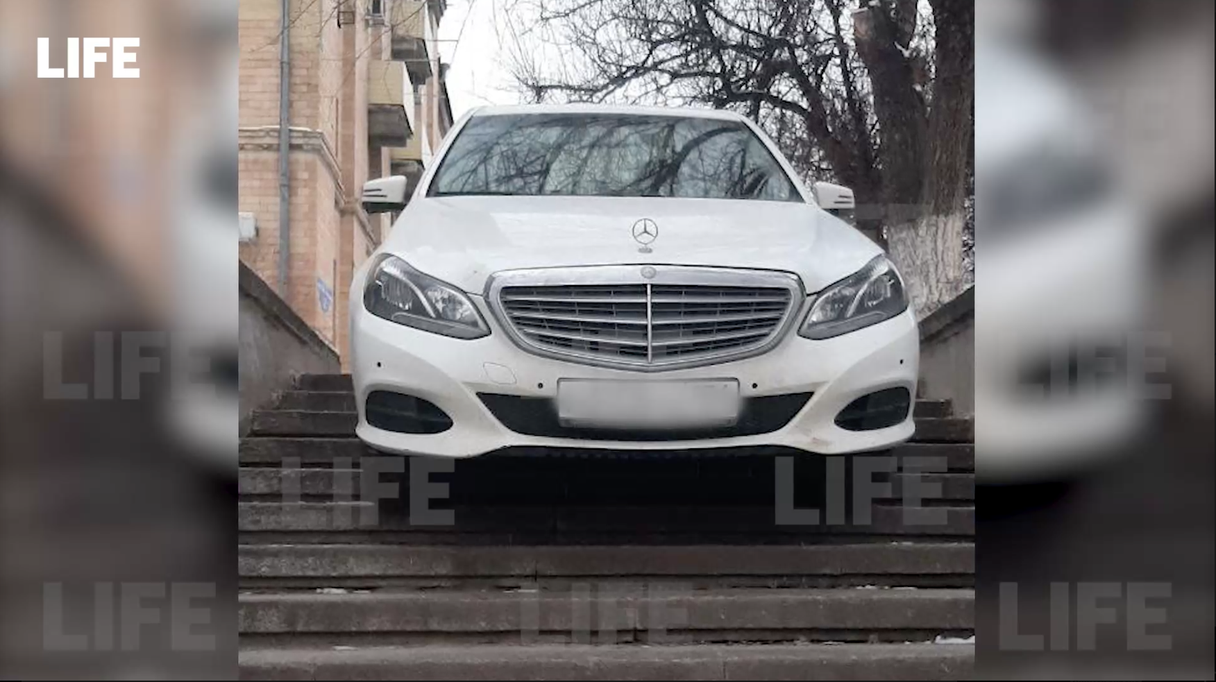 В Волгограде нашли "парковщика года", бросившего белоснежный "мерседес" на ступеньках