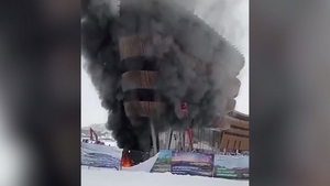 В курортном селе Манжерок пожар охватил отель, претендующий на звание крупнейшего в РФ