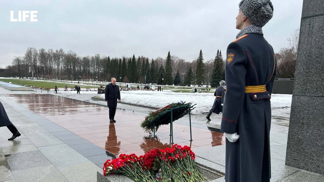 Владимир Путин посетил монумент "Мать-Родина" на Пискарёвском кладбище. Фото © LIFE