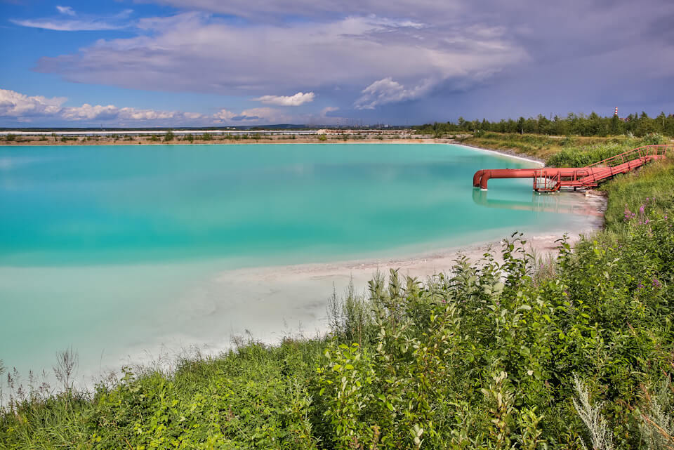 Ядовитое голубое озеро близ завода. Фото © Nashural.ru