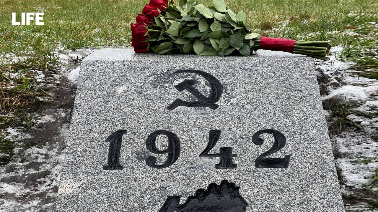 Президент России Владимир Путин возложил цветы к одной из братских могил, где покоится его брат Виктор, умерший зимой 1942 года.