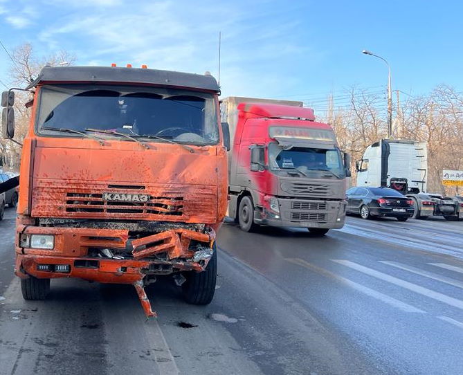 В Волгограде три человека погибли в столкновении маршрутки и КамАЗа. Фото © ГУ МВД РФ по Волгоградской области