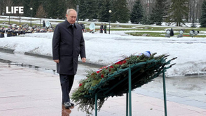 Владимир Путин посетил монумент "Мать-Родина" на Пискарёвском кладбище. Фото © LIFE