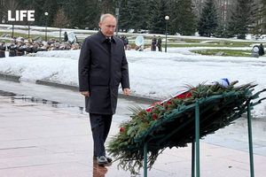 Путин возложил венок к монументу "Мать-Родина" в день 80-летия прорыва блокады Ленинграда