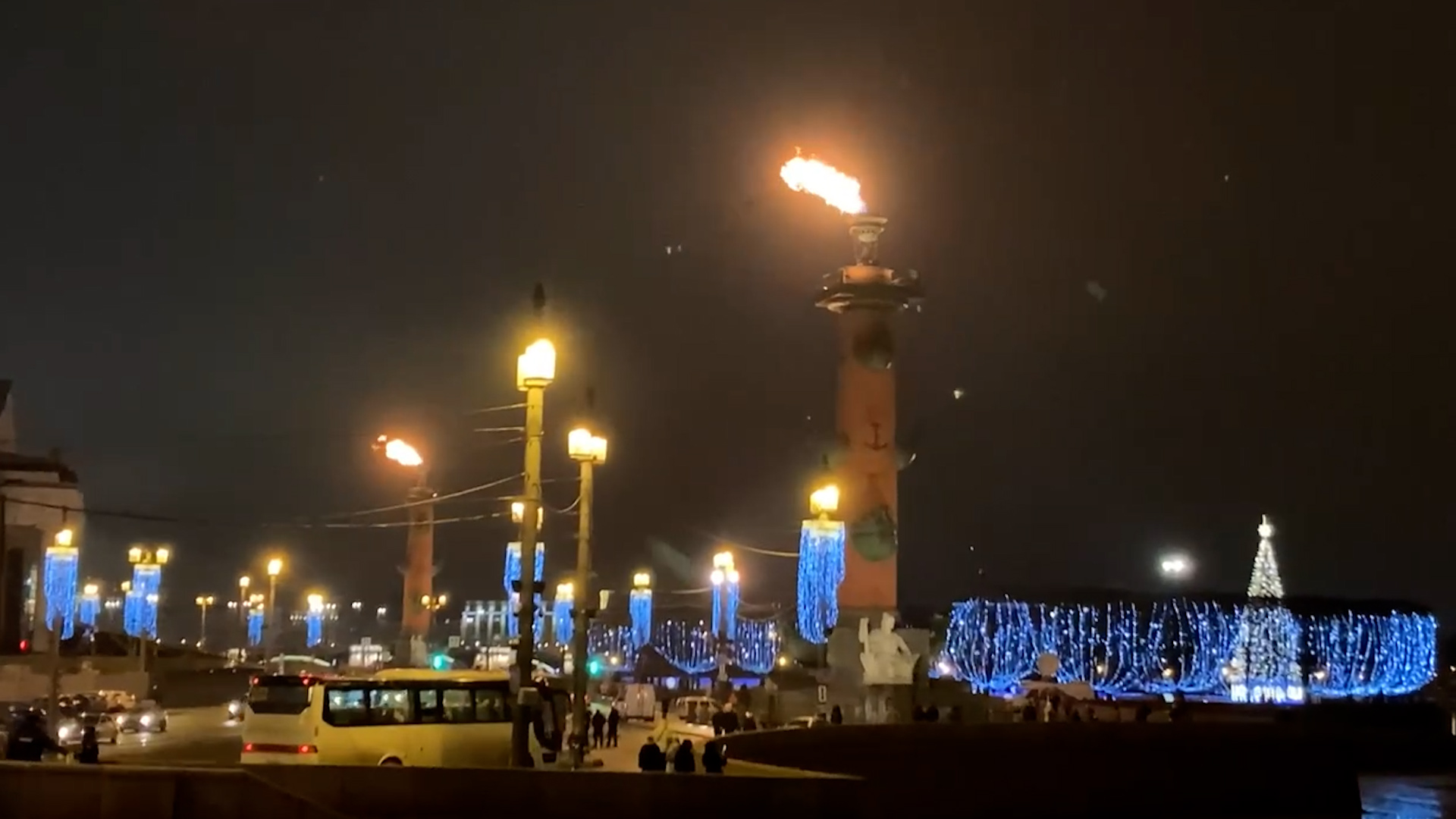 В Петербурге зажгли факелы Ростральных колонн в честь 80-й годовщины прорыва блокады