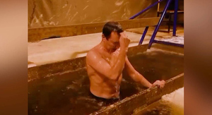 "Бодрит и просветляет": Глава Якутии нырнул в крещенскую купель в 53-градусный мороз