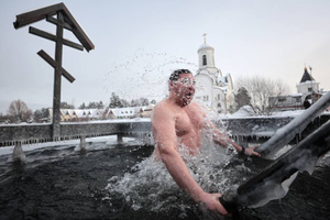 Почти треть россиян никогда не окунались в прорубь на Крещение из-за боязни холода