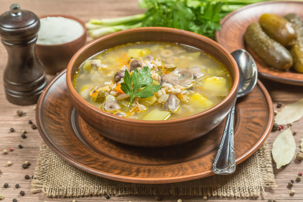 Русские кислые супы вызывают у иностранцев больше вопросов, чем ответов. Но всё равно такие блюда нашей кухни заморским гостям в итоге нравятся. Фото © Shutterstock