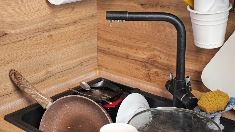 Хранить посуду с трещинами и сколами просто опасно, к тому же она не смотрится красиво на столе. Фото © Shutterstock