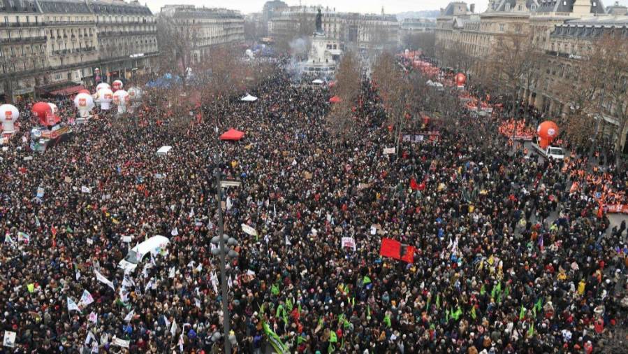 Более миллиона человек вышли во Франции на акцию против пенсионной реформы