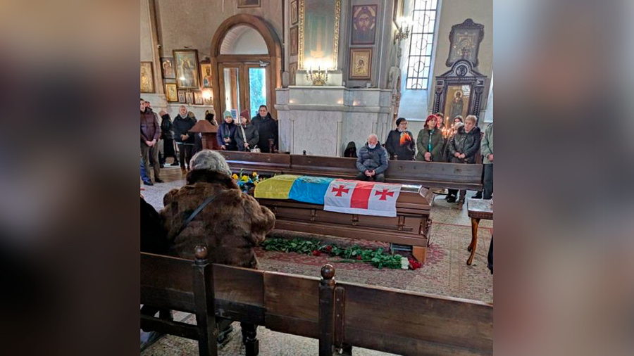 Гроб Вахтанга Кикабидзе накрыли флагами Грузии и Украины. Обложка © "Дни.ру"