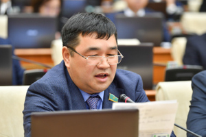 В Казахстане исключили из партии депутата Абильдаева, назвавшего киевский режим нацистским