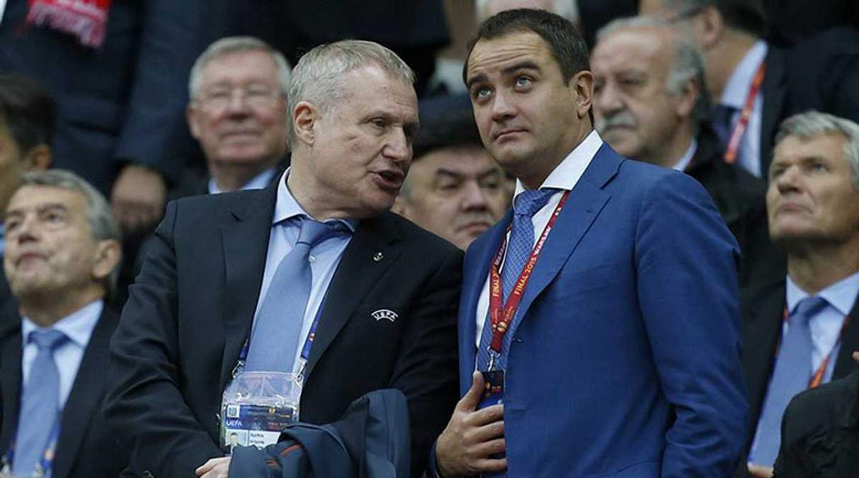 Григорий Суркис (слева) на трибуне с Андреем Павелко. Фото © pravda.football