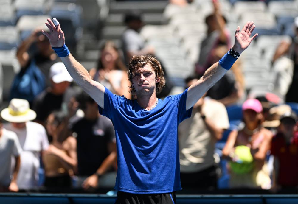 Теннисист Рублёв вышел в третий круг Australian Open вслед за Медведевым и Хачановым