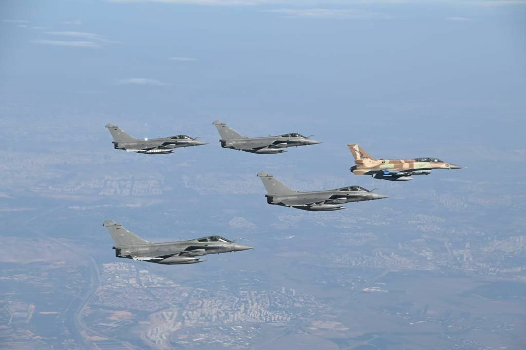 Сирийские ПВО отражают израильский налёт на Дамаск: Аэропорт выведен из строя, двое военных убиты