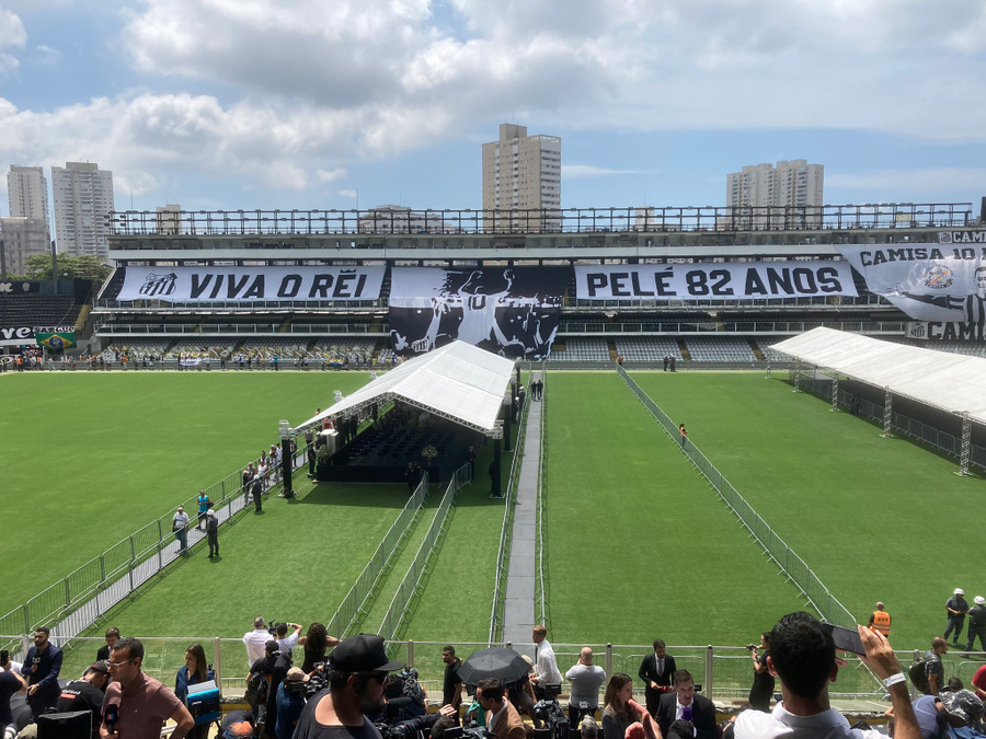 Стадион ФК "Сантос", где проходит церемония прощания с Пеле. Обложка © Twitter / SamuelDuhamel