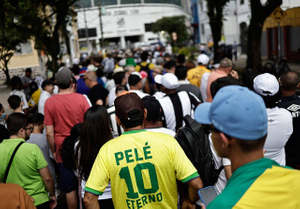 Многие фанаты облачились в футболки с именем Пеле. Фото © Twitter / ntvsport