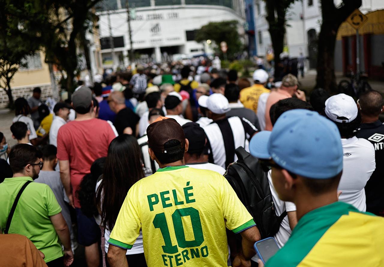 Многие фанаты облачились в футболки с именем Пеле. Фото © Twitter / ntvsport